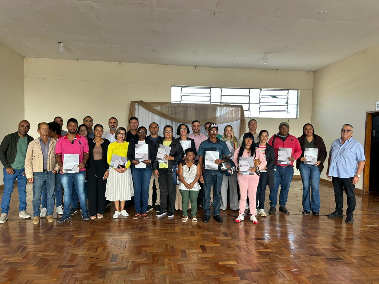 Famílias da Região Central de Minas são beneficiadas com a entrega de títulos de regularização de propriedade