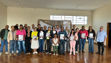 Famílias da Região Central de Minas são beneficiadas com a entrega de títulos de regularização de propriedade