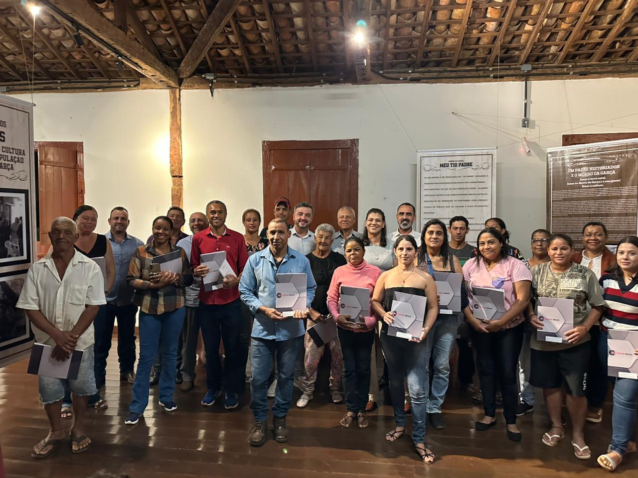 Famílias da Região Central de Minas são beneficiadas com a entrega de títulos de regularização de propriedade