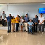 Famílias de Francisco Dumont recebem títulos de propriedade da Cohab Minas