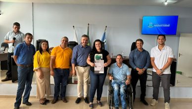 Famílias de Francisco Dumont recebem títulos de propriedade da Cohab Minas