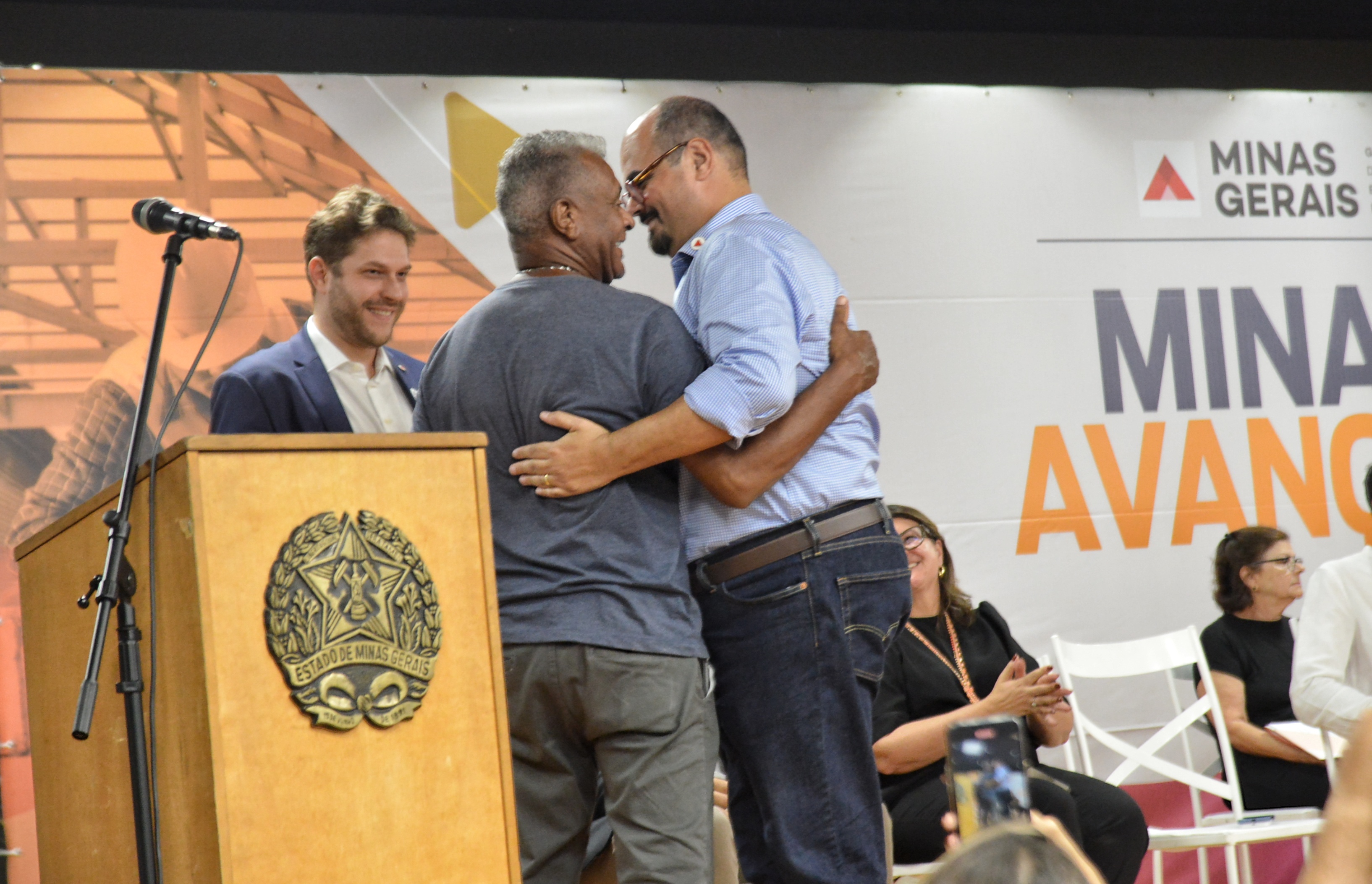 Fim da espera: Governo de Minas realiza sonho de 70 famílias de Barbacena com entrega de títulos de propriedade definitiva