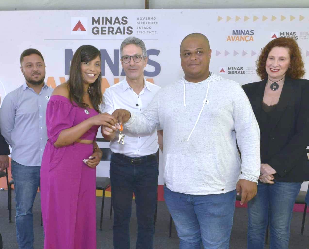 Governador participa da entrega de novo conjunto habitacional em Nova Lima