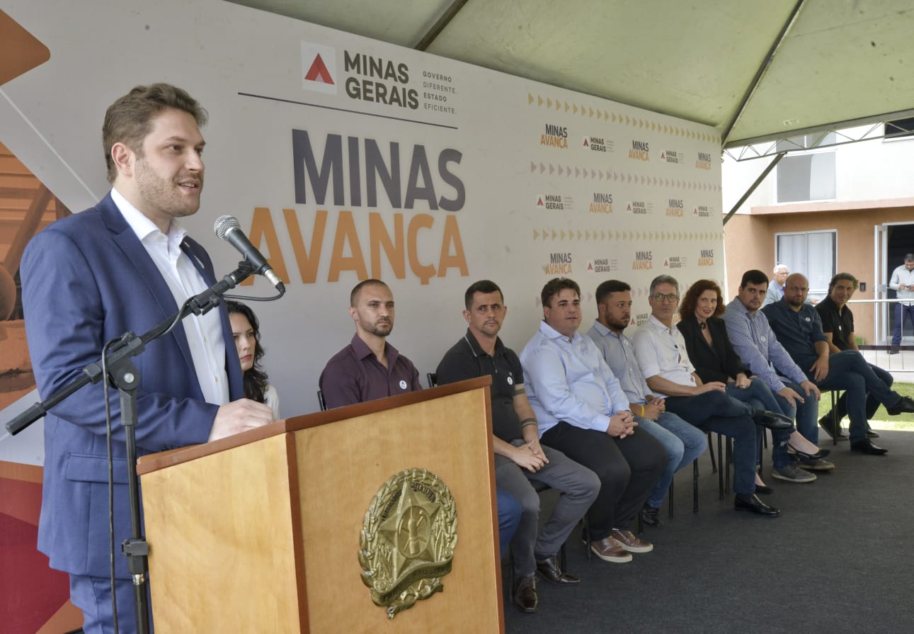 Governador participa da entrega de novo conjunto habitacional em Nova Lima