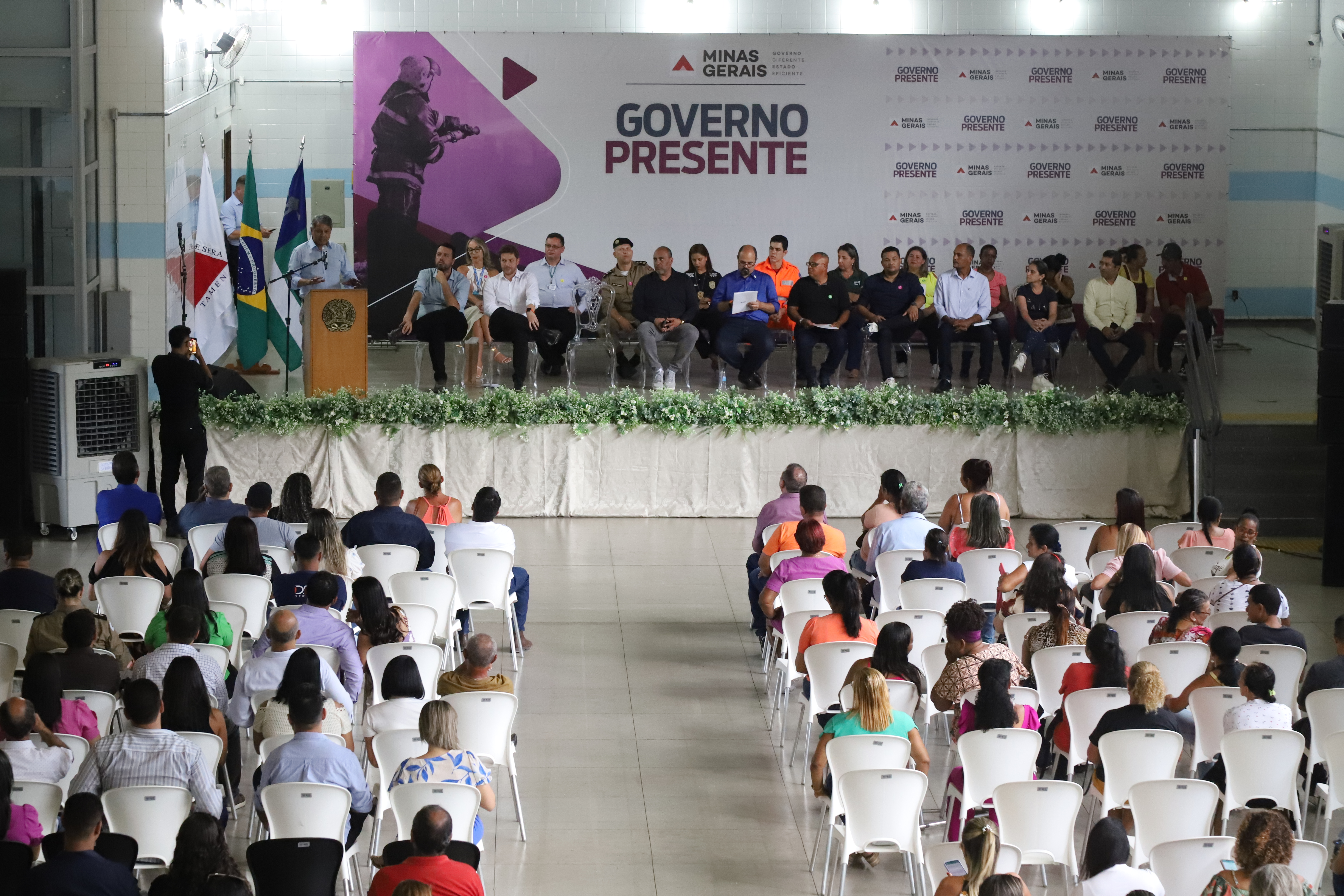 Governo de Minas beneficia cem famílias do Vale do Jequitinhonha com entrega de certidões de regularização de propriedades