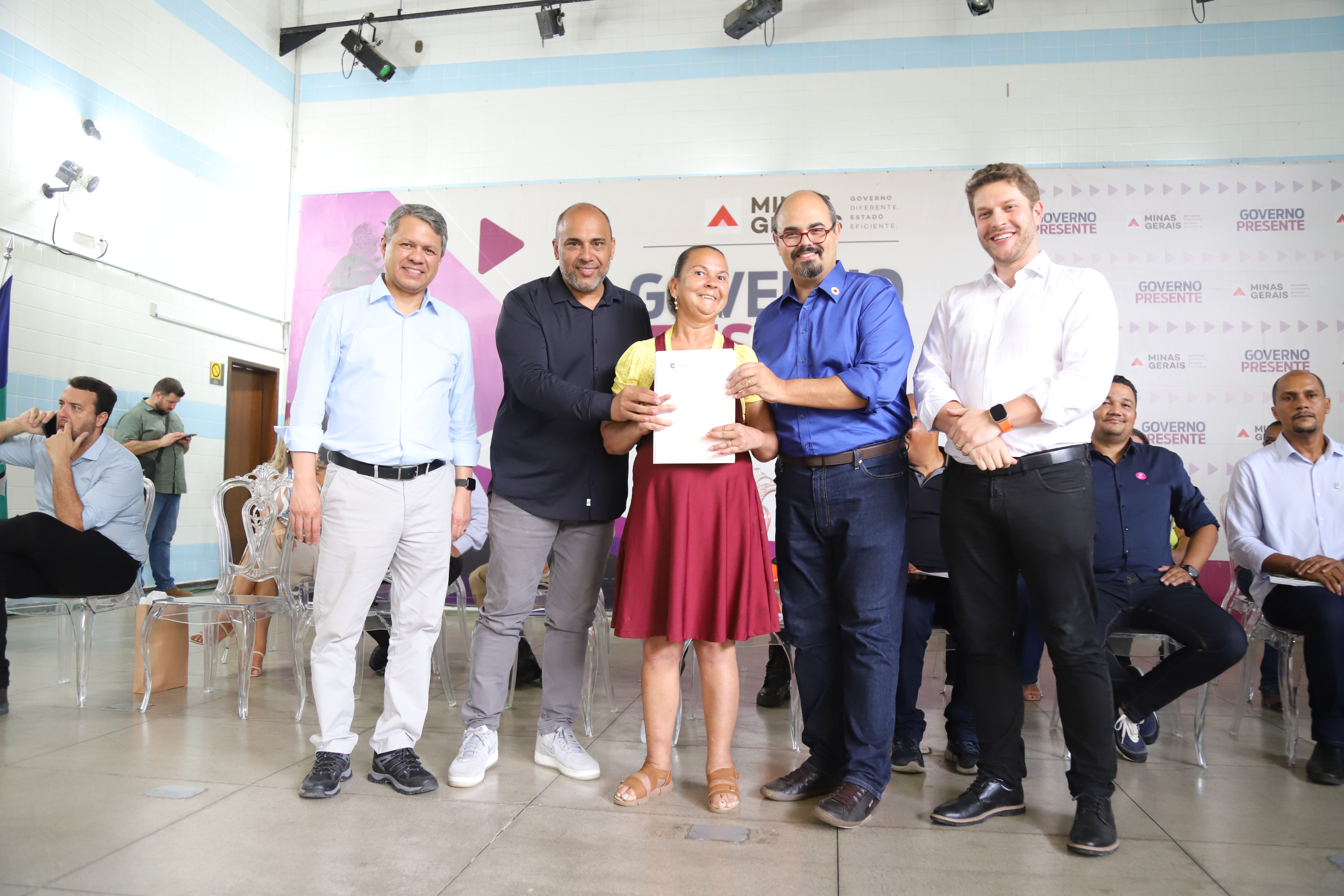 Governo de Minas beneficia cem famílias do Vale do Jequitinhonha com entrega de certidões de regularização de propriedades