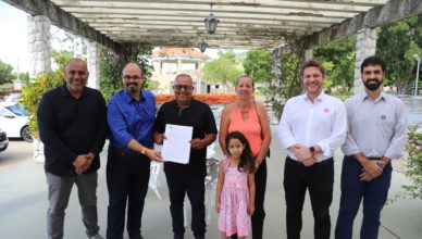 Governo de Minas beneficia cem famílias do Vale do Jequitinhonha com entrega de certidões de regularização de propriedades