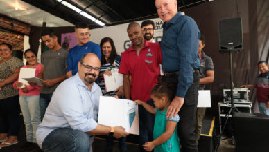 Governo de Minas entrega certidões de regularização de propriedade a 40 famílias de Maria da Fé