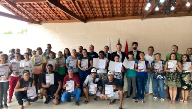 Governo de Minas entrega certidões de regularização fundiária a 40 famílias de Passa Quatro
