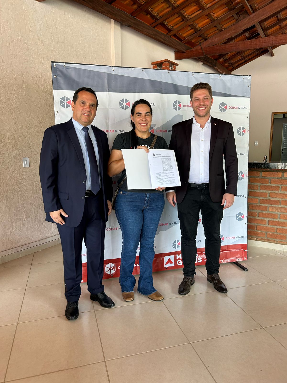 Governo de Minas entrega certidões de regularização fundiária a 40 famílias de Passa Quatro