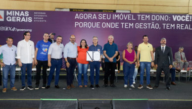 Governo de Minas entrega mais de 2 mil títulos de propriedades em Uberlândia e atende demanda antiga da população