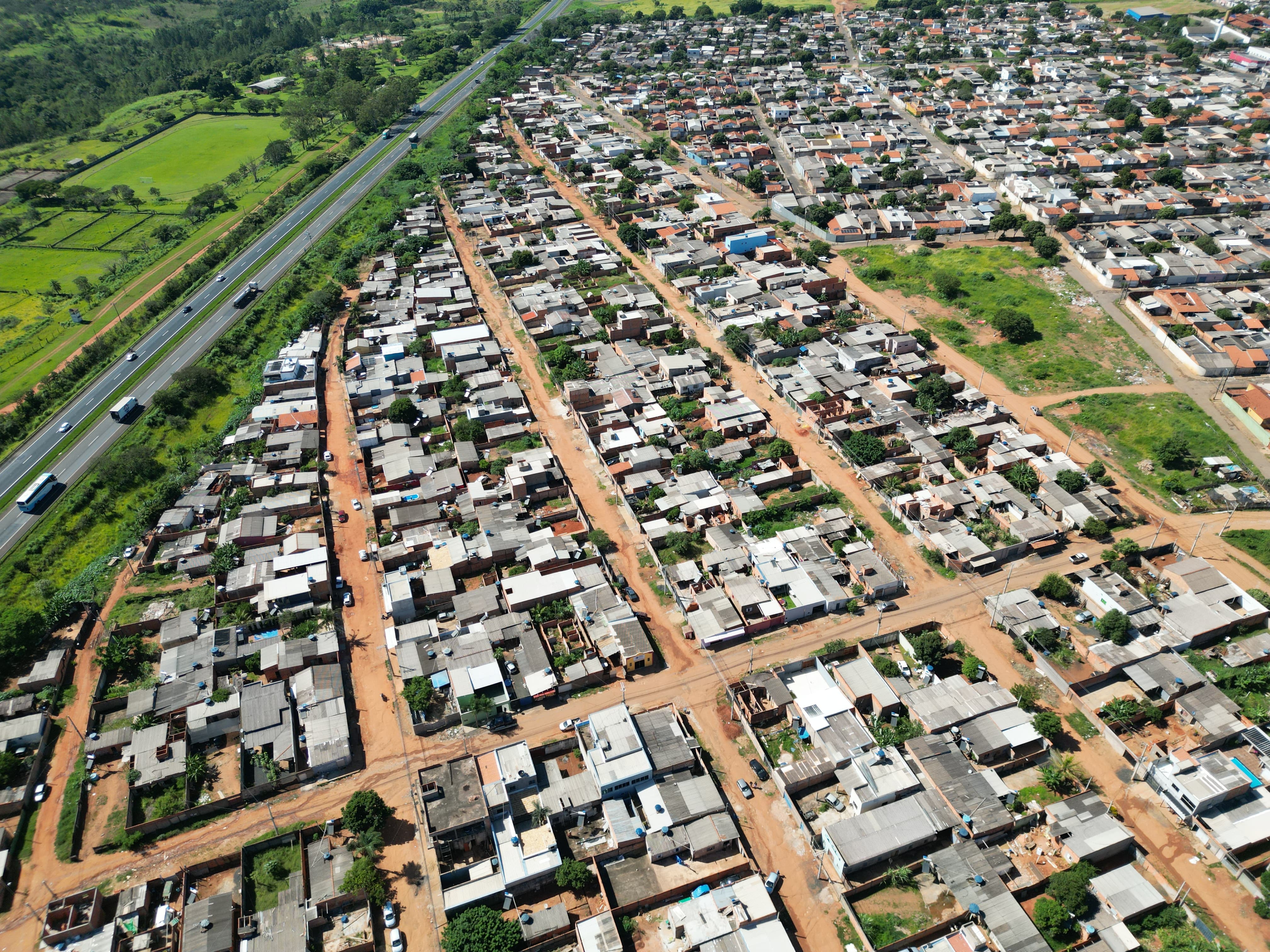 Governo de Minas entrega mais de 2 mil títulos de propriedades em Uberlândia e atende demanda antiga da população