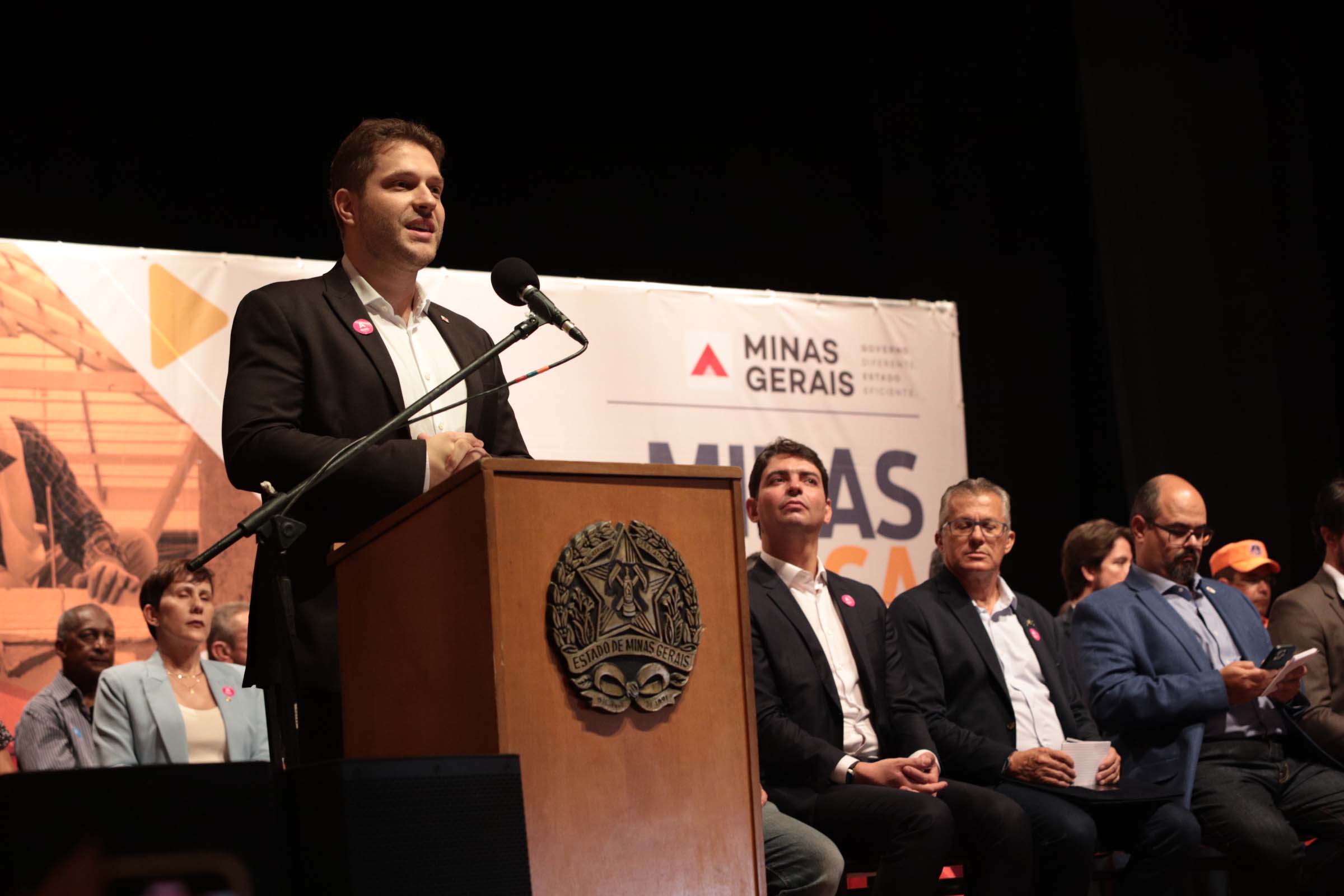 Governo de Minas entrega títulos de propriedade definitiva para 150 famílias de Pouso Alegre