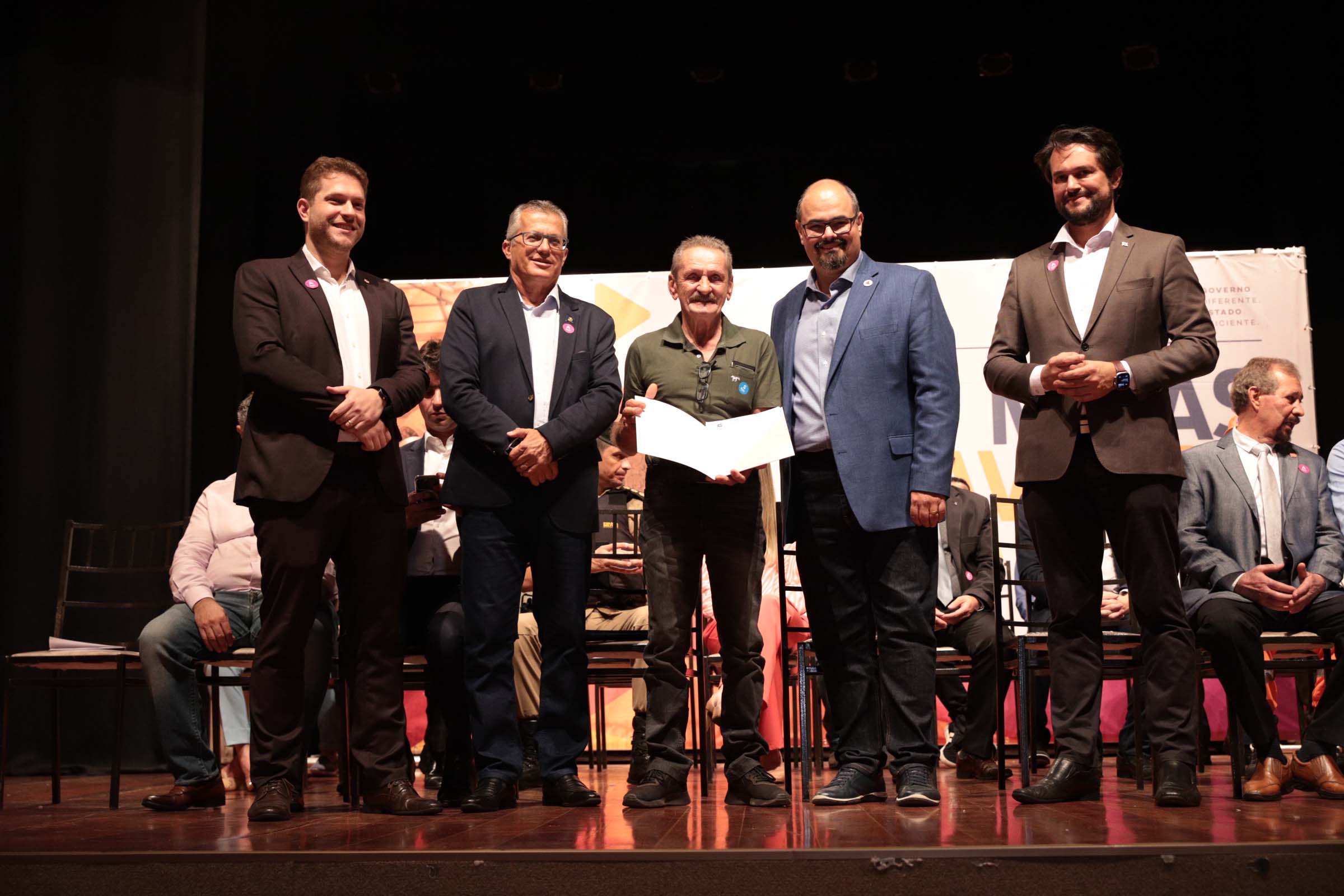 Governo de Minas entrega títulos de propriedade definitiva para 150 famílias de Pouso Alegre