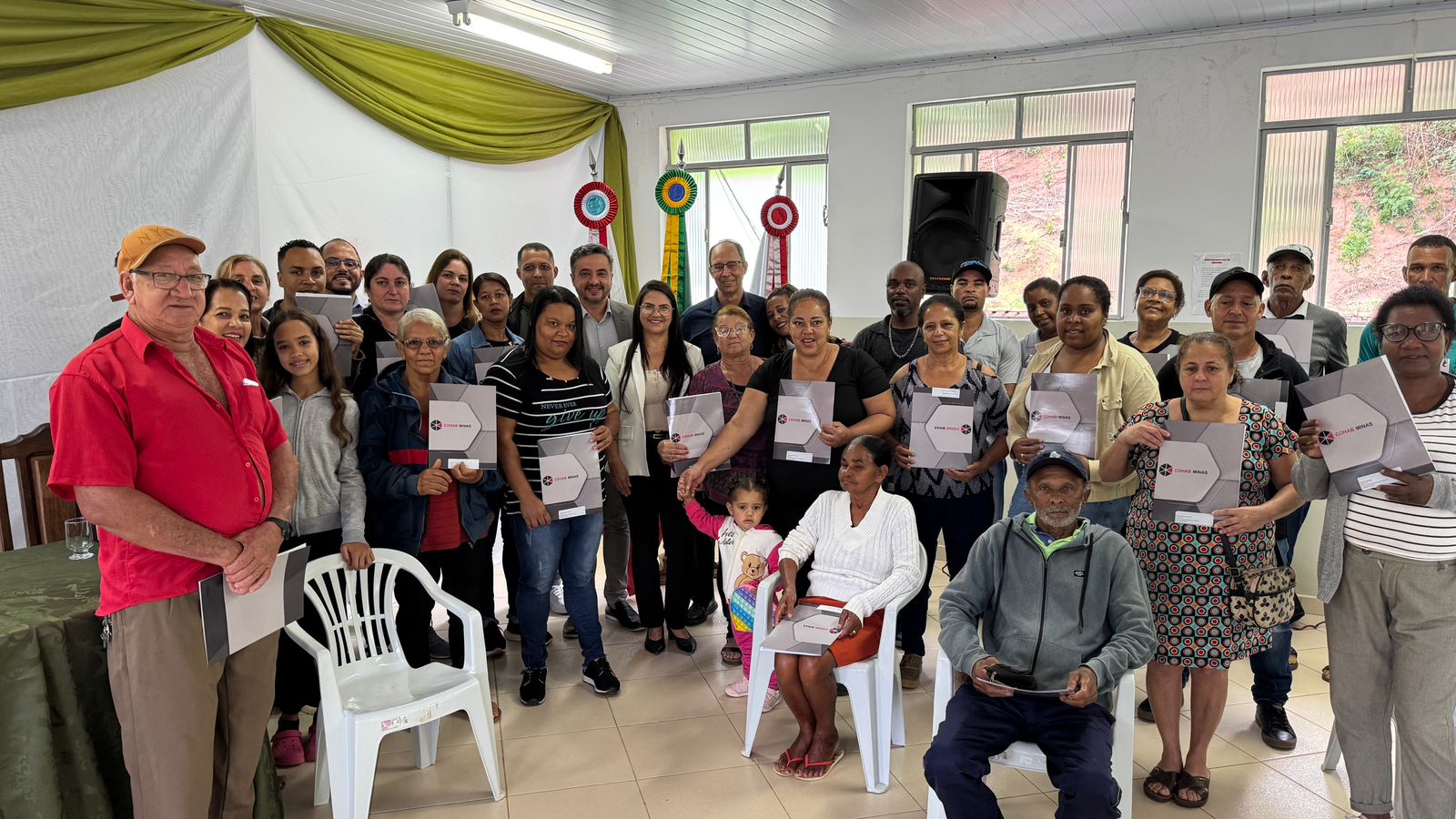 Governo de Minas entrega títulos de regularização de propriedade em Sabinópolis