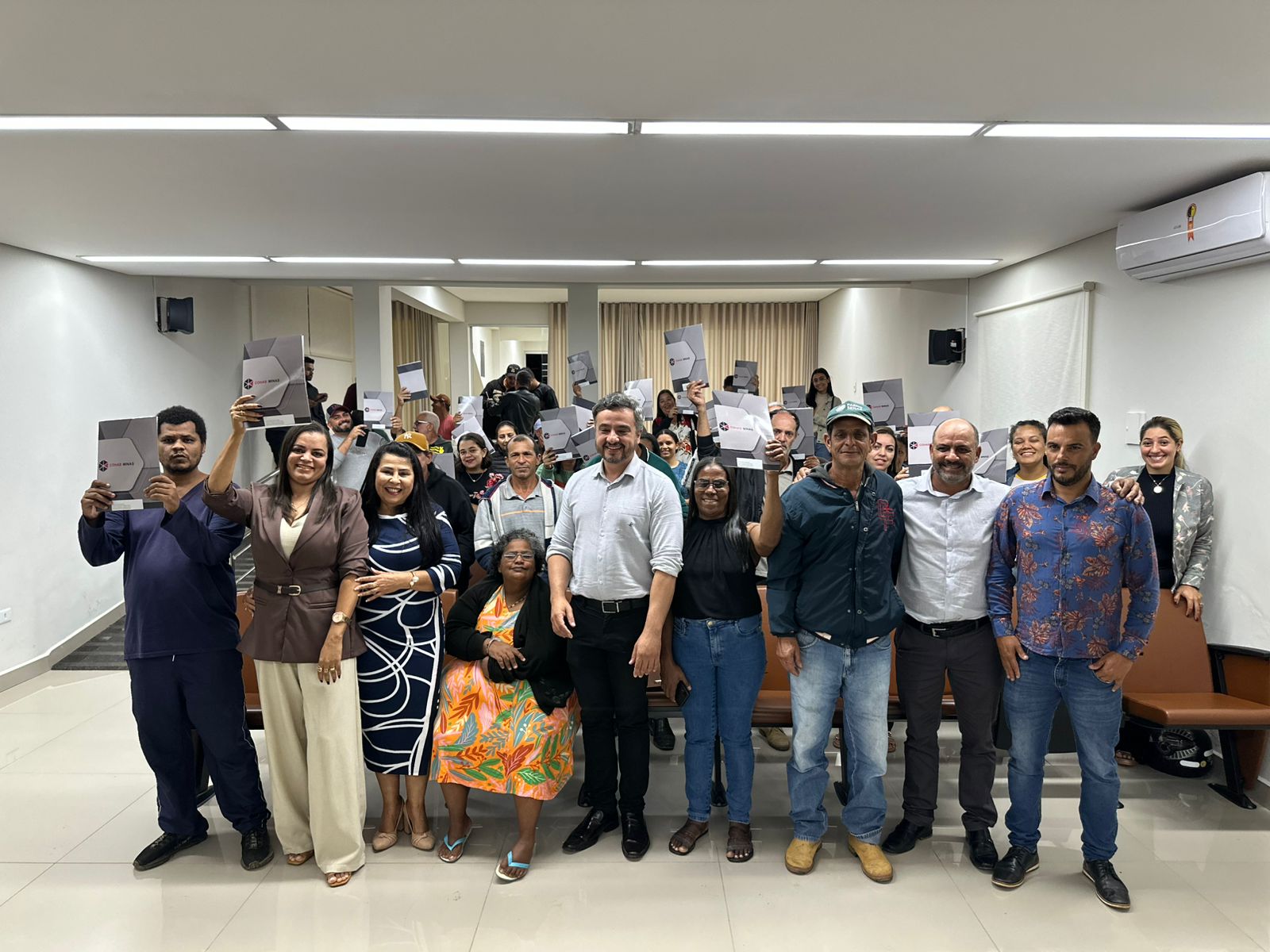 Governo de Minas realiza sonho de 139 famílias do Leste do estado com entrega de títulos de regularização de propriedade