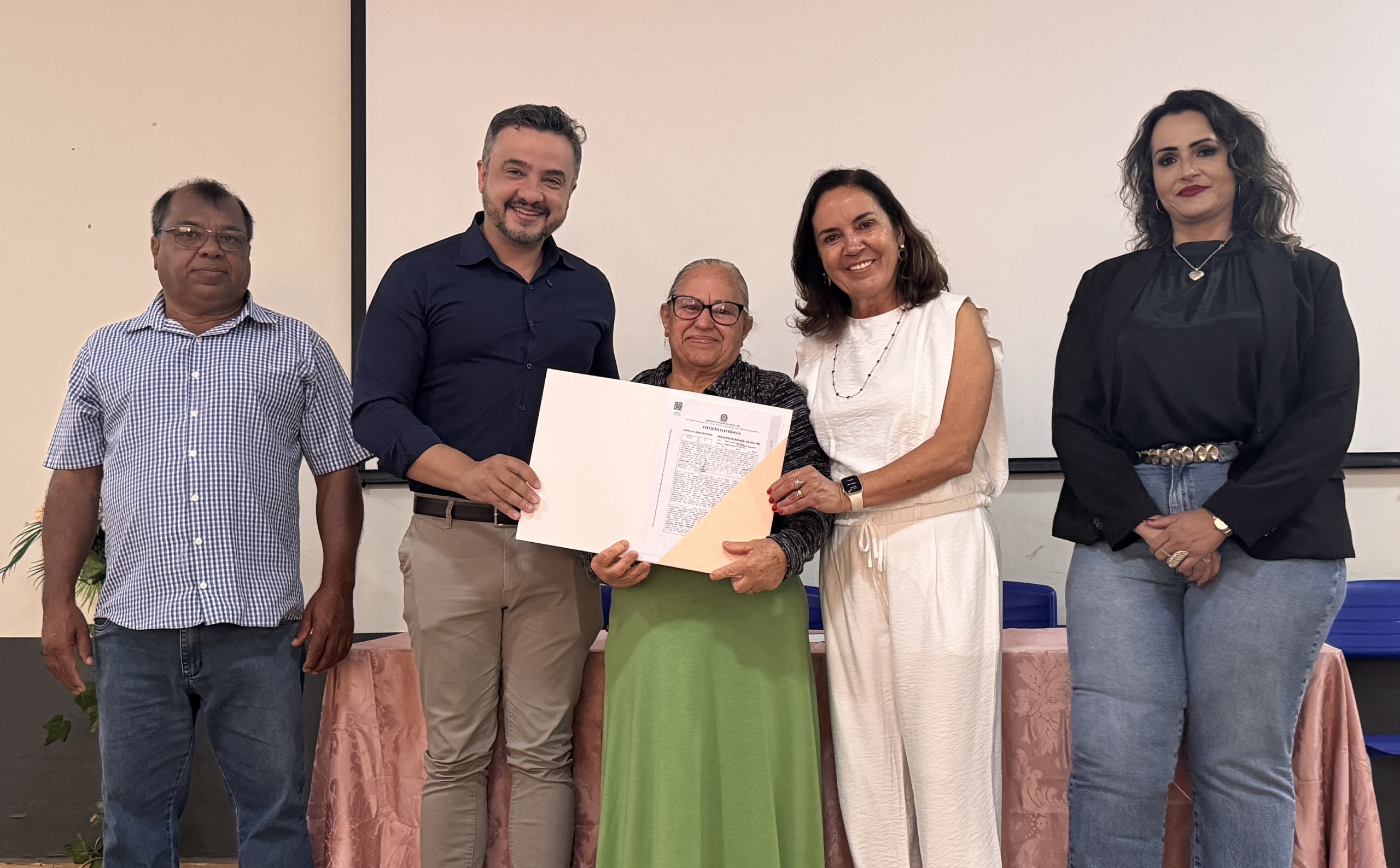 Minas Gerais avança na regularização fundiária com entrega de 100 escrituras para famílias no Triângulo Mineiro