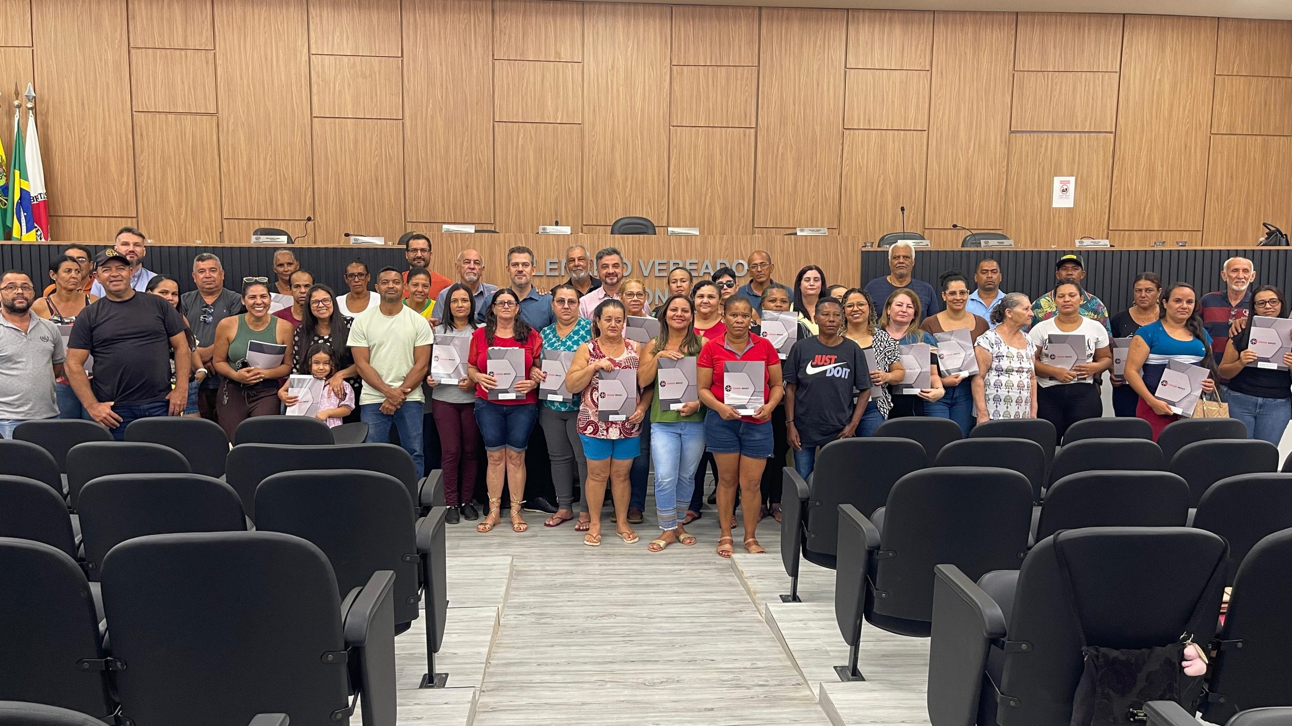 Minas Gerais avança na regularização fundiária com entrega de títulos a 190 famílias no Noroeste do estado