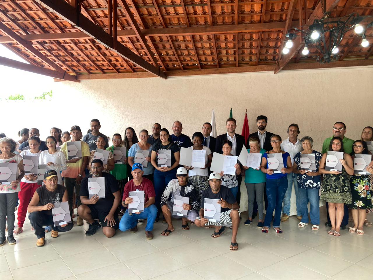Governo de Minas entrega certidões de regularização fundiária a 40 famílias de Passa Quatro